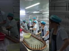 Lini perakitan UV menyemprotkan botol plastik kosmetik berwarna perak-putih