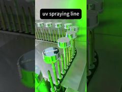 Le bouchon de la bouteille en plastique blanc de la ligne Uv est plaqué d'une texture métallique argentée