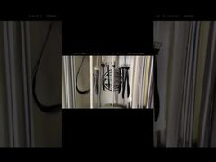 Les couteaux et fourchettes en plastique noir sont recouverts d'or sous vide