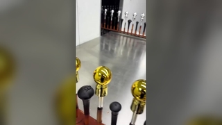 การแสดงการเคลือบสูญญากาศของลูกบอลสีทองและลูกบอลสีเงิน